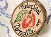 Datei:Anstecker Dirndlholz.jpg