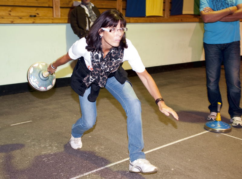 Datei:Stockschiessen Konzentration.jpg