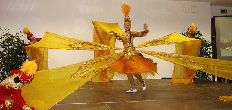 Datei:Kirgiischer Bandltanz02.jpg