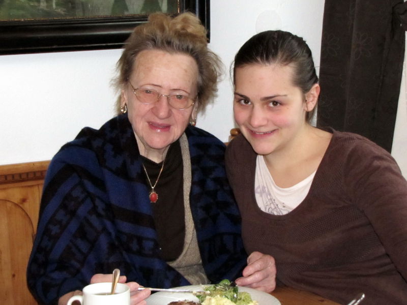 Datei:Oma und Cecilia .jpg