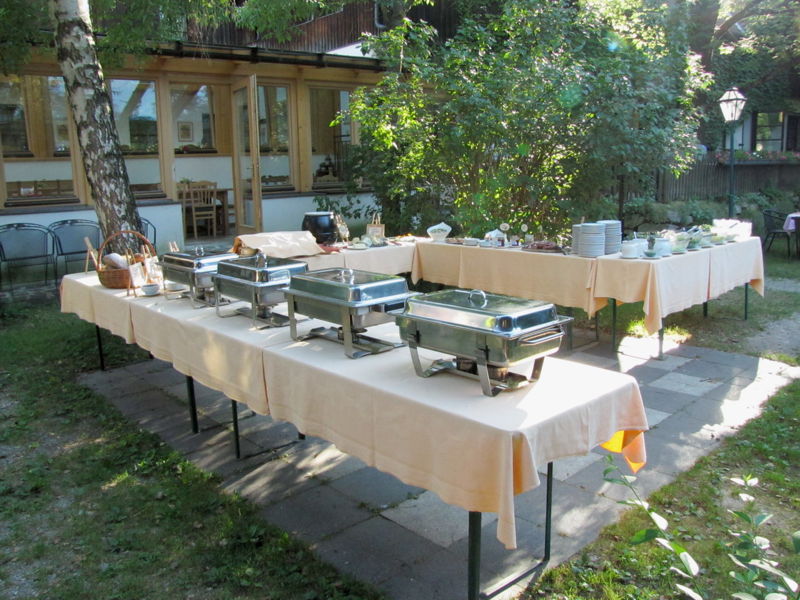 Datei:SH-Buffet Notalgiegarten.jpg