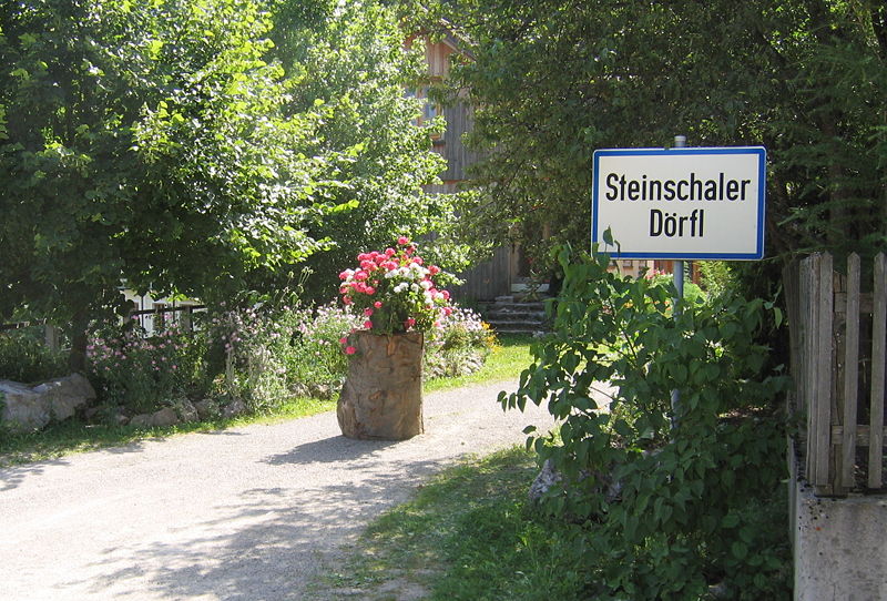 Datei:SD Ortsschild Dorfplatzeingang.jpg