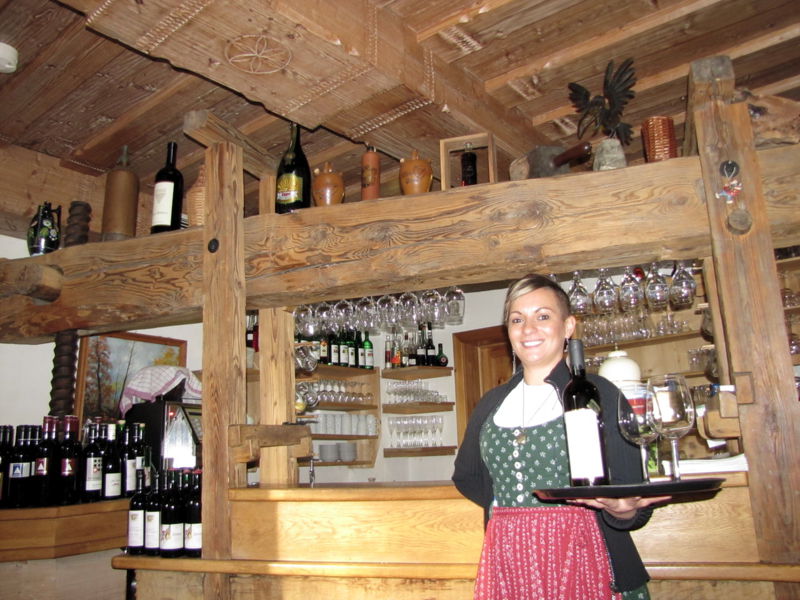 Datei:SH Schank mit Eva.jpg