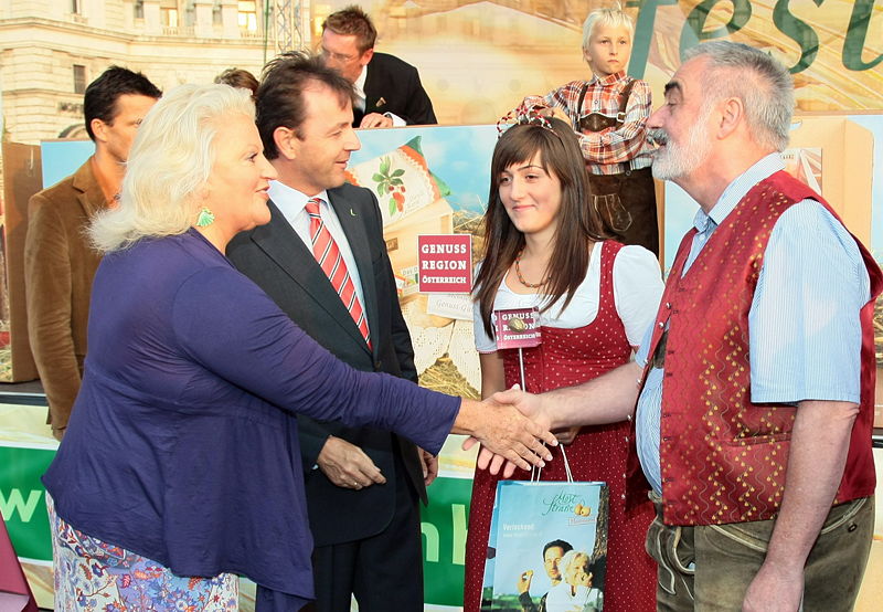 Datei:GRM Erntedankfest Händeschüttrln.jpg