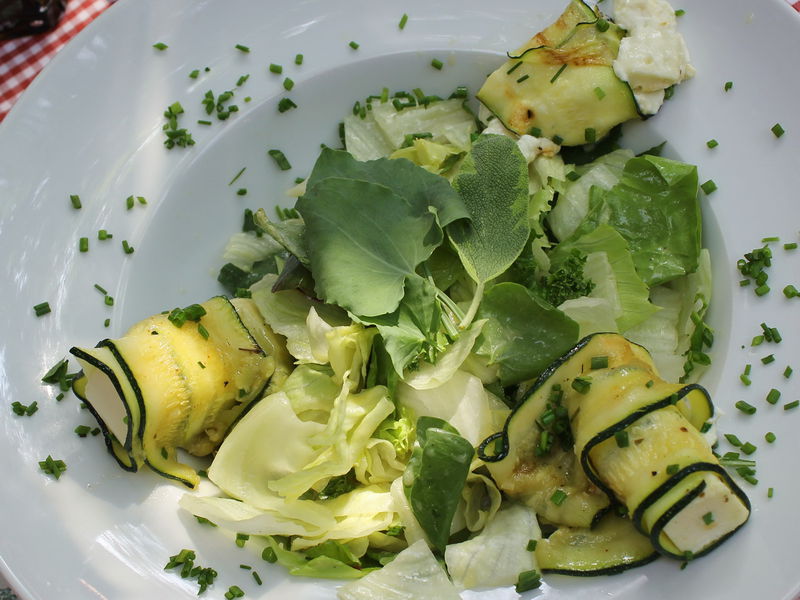 Datei:SK Wildkräuterslat Schafkäse Zucchini.jpg