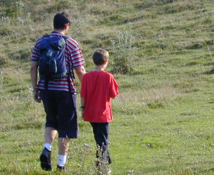 Datei:Wanderung Vater Sohn.jpg