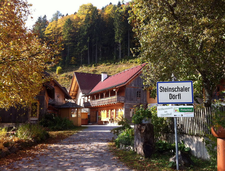 Datei:SD-Eingang Dorfplatz Herbst.jpg