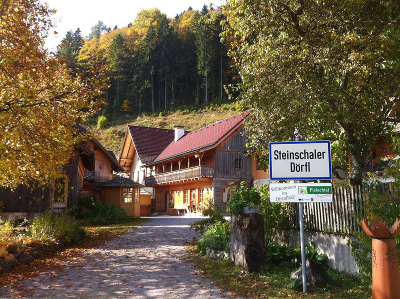 Datei:SD-Eingang Dorfplatz-Herbst.jpg