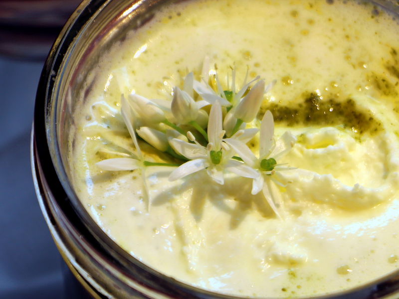 Datei:SK Bärlauchblüte auf Suppe.jpg