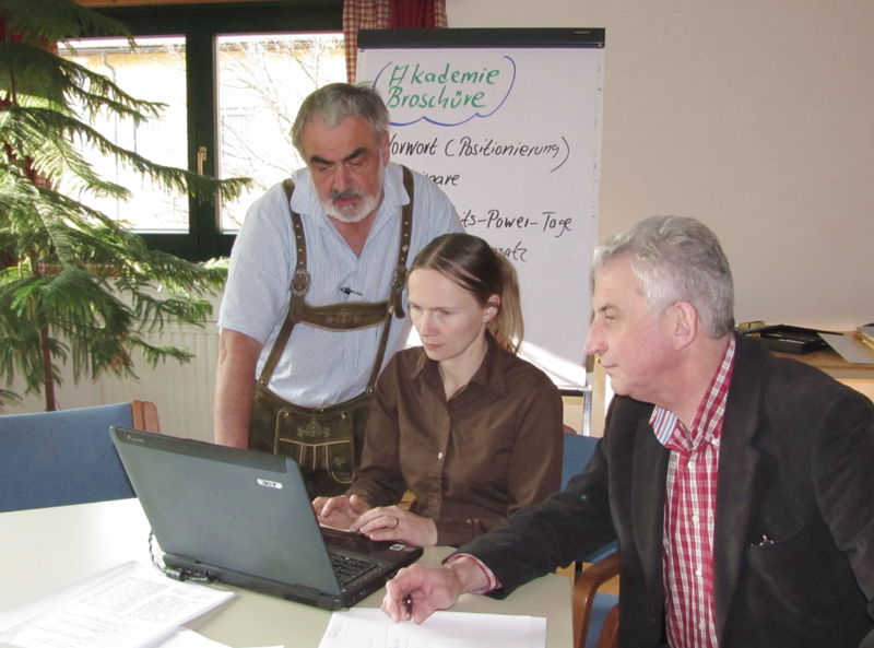 Datei:NHAK-Trio bei Arbeit.jpg