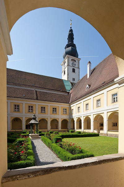 Datei:Blick auf Dom St.Pölten.jpg