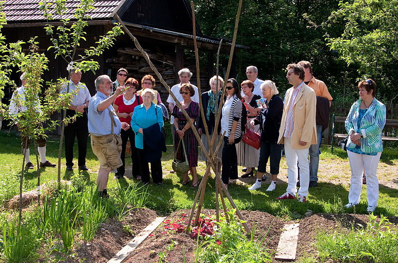 Datei:Gartenführung JW 2009 G-Böck.jpg