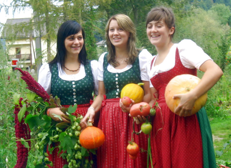 Datei:Drei Dirndln 8.jpg