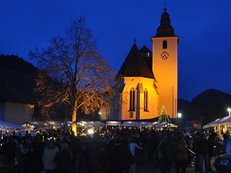 Datei:Adventmarkt Kirche FF.jpg