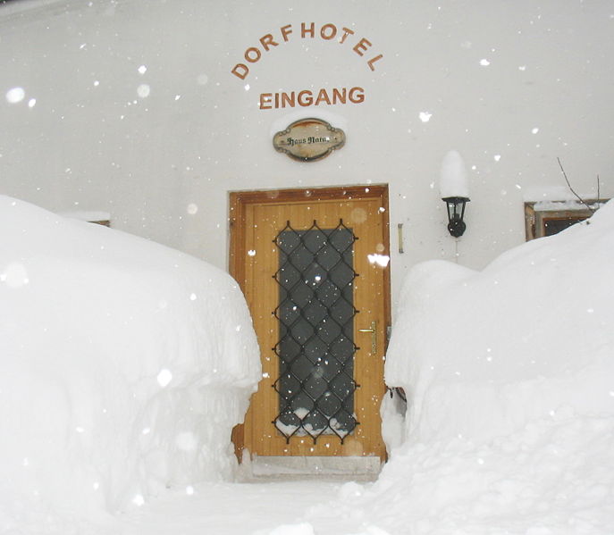 Datei:SD Nebeneingang Dorfhotel.jpg