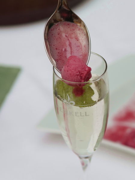 Datei:Dirndleis M-Sekt.jpg