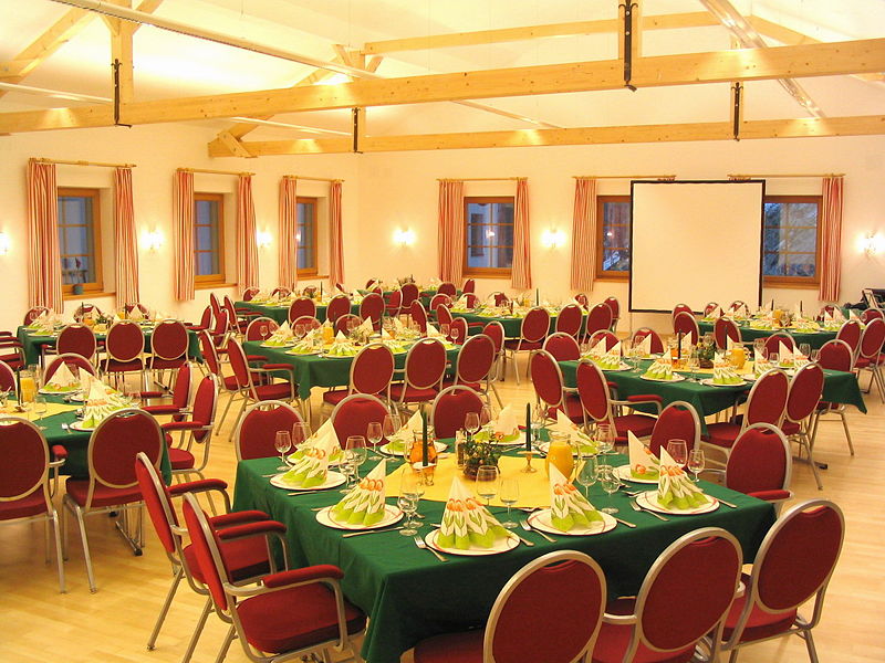 Datei:SD Saal Küffer gedeckt.jpg