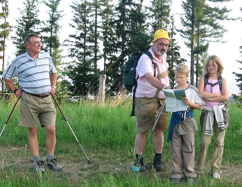 Datei:Kinder lernen Kartenlesen.JPG