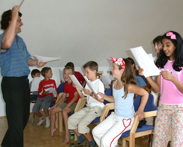 Datei:Gerald Wirth Kinderchorprobe.JPG