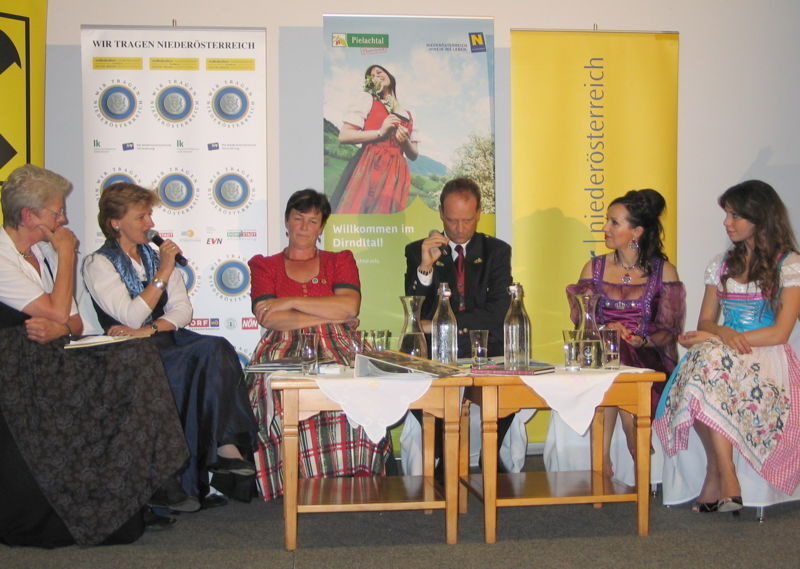 Datei:Dirndl-Diskussion2010 Redner.jpg