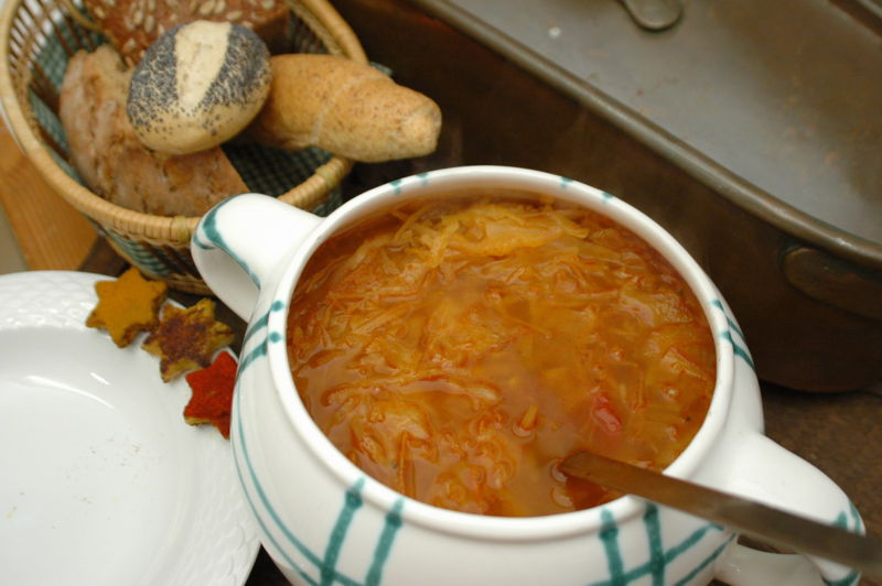 Datei:Spitzkrautsuppe im Topf.jpg