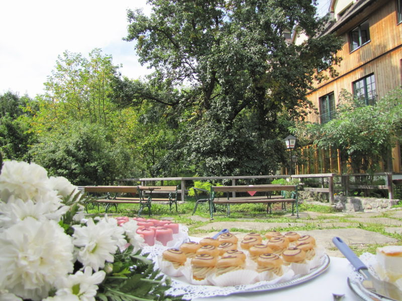 Datei:SG Mehlspeisbuffet Südgarten.jpg