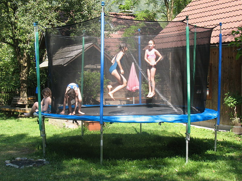 Datei:Trampolin Sommer.jpg
