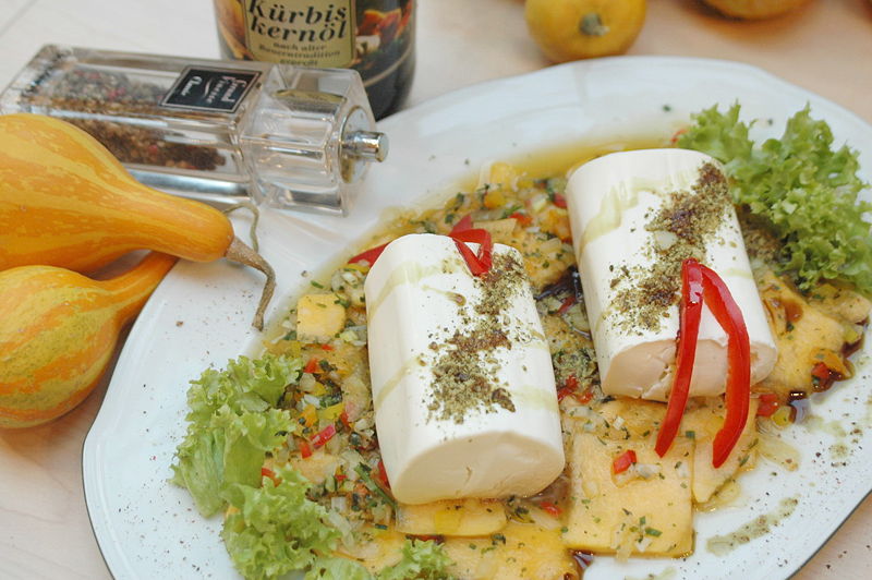 Datei:Schafkäse mariniert.jpg