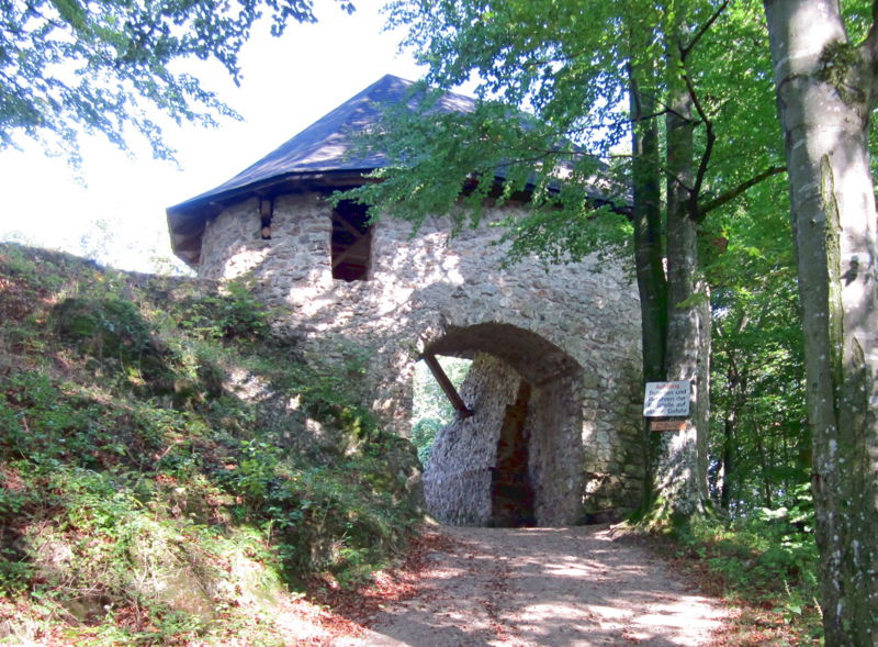 Datei:Ruine Rabenstein Eingang.jpg