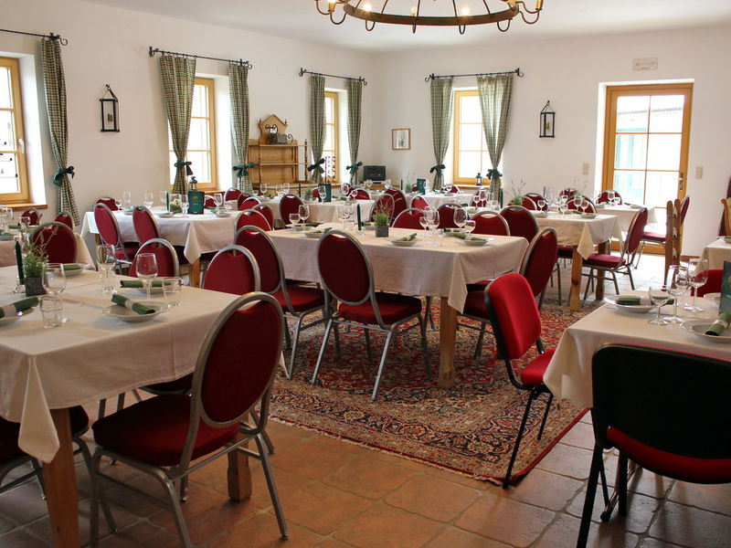 Datei:SD Dörflbar Feier gedeckt.JPG