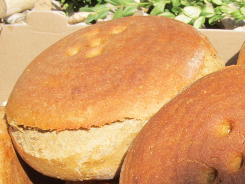 Datei:Frisches Bauernbrot Laibe.jpg