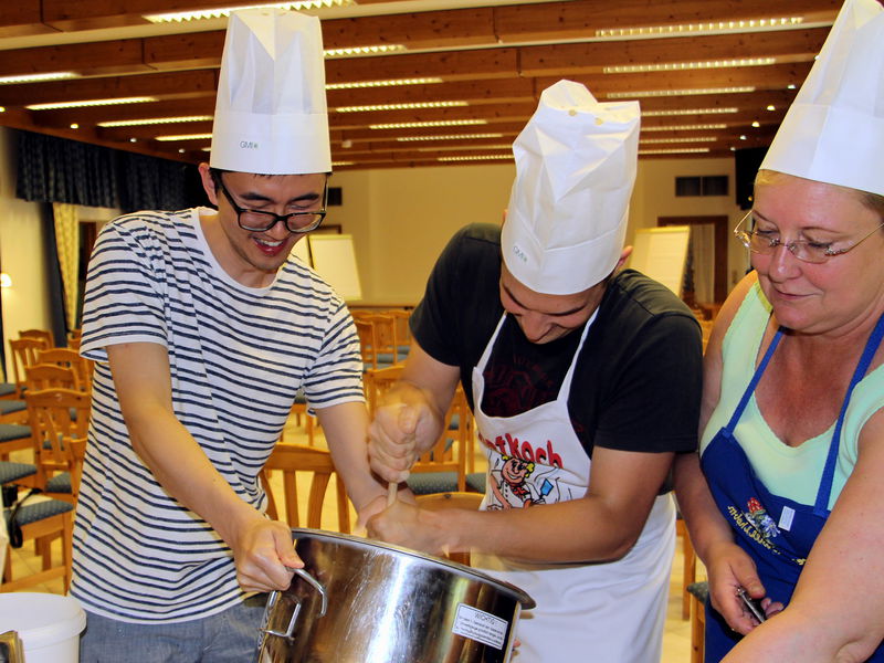 Datei:SH Gemeinsam kochen 1.jpg