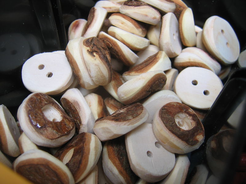 Datei:Knöpfe aus Dirndlholz8.JPG