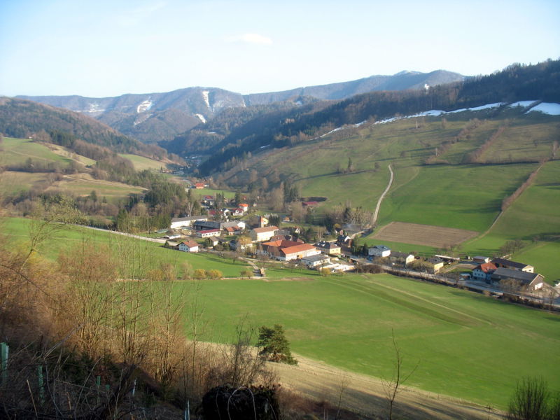 Datei:Dorf Tradigist Frühjahr.jpg