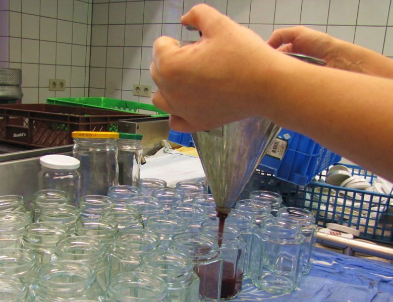 Datei:D-Marmelade abfüllen.jpg