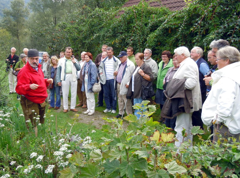 Datei:Gartenführung JW Piri.jpg