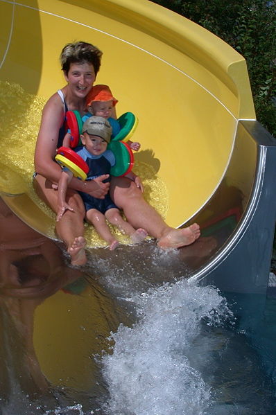 Datei:Erlebnisfreibad kirchberg Rutsche.jpg