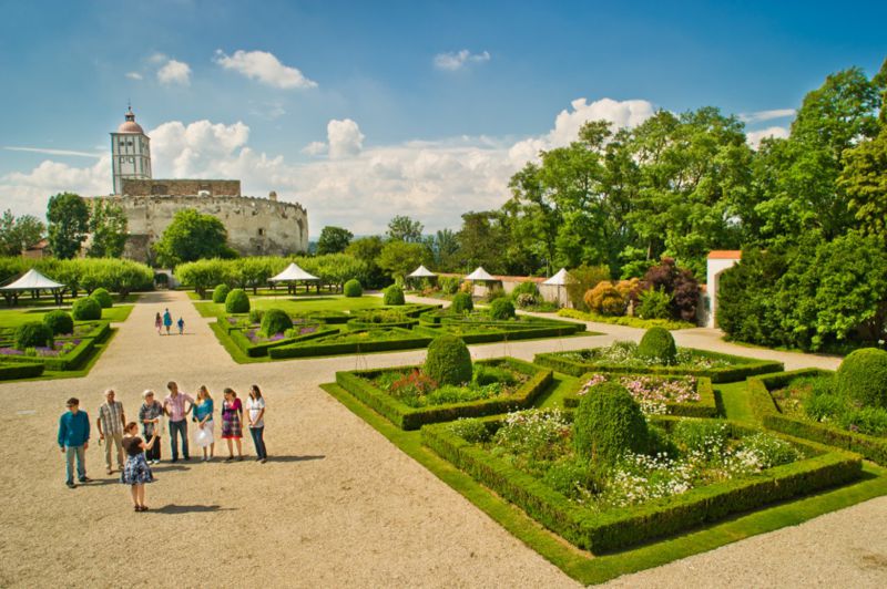 Datei:Schallaburg Garten3.jpg