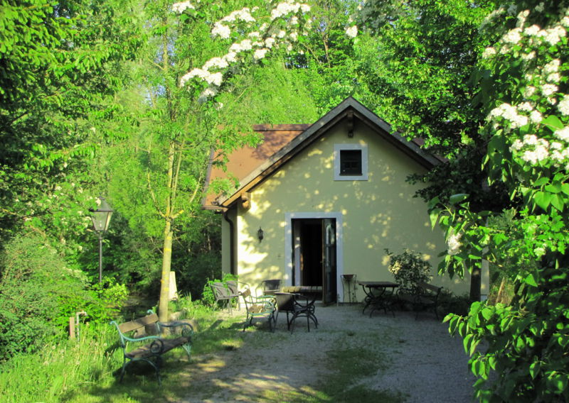 Datei:SH Teichbrücke Frühling.jpg