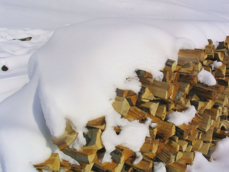 Datei:Holzstoß im Winter.jpg