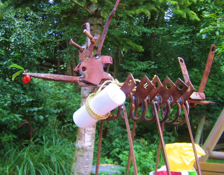 Datei:Kunstwerk im Garten.jpg