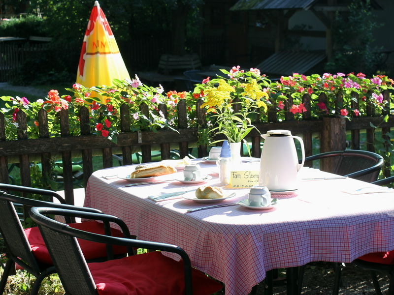 Datei:SH Frühtsück im Gastgarten.JPG