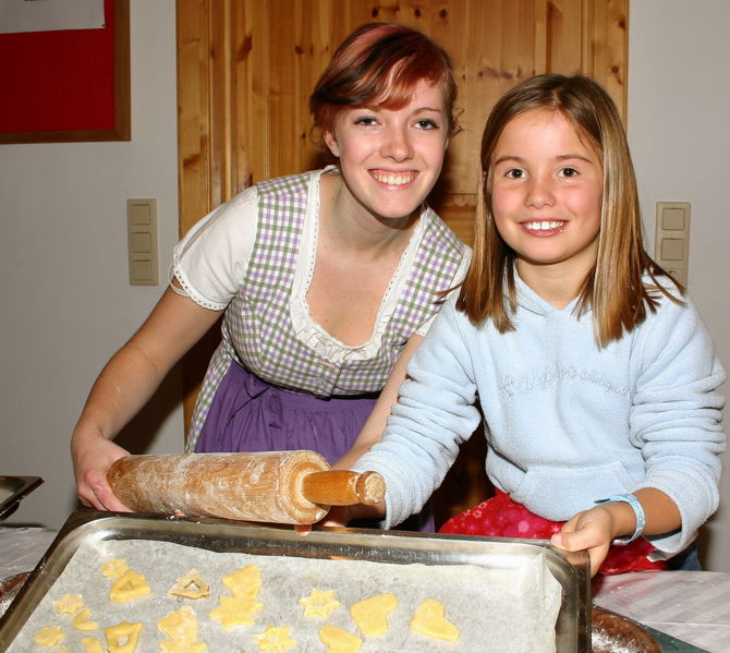 Datei:Kinder Kekse backen.jpg