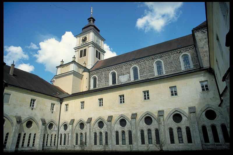 Datei:Stift Lilienfeld vom Innenhof.jpg