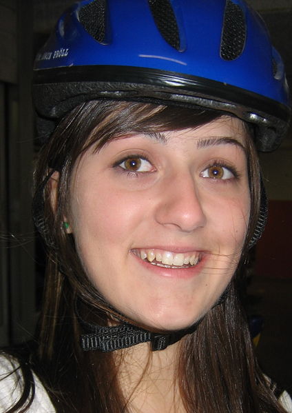 Datei:Johanna mit Helm.jpg