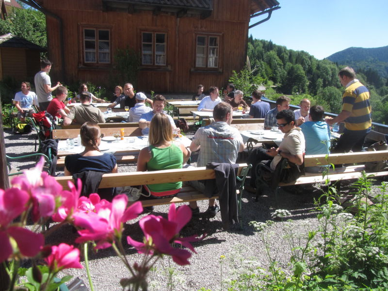 Datei:SD-Terrasse Dorfplatz.jpg