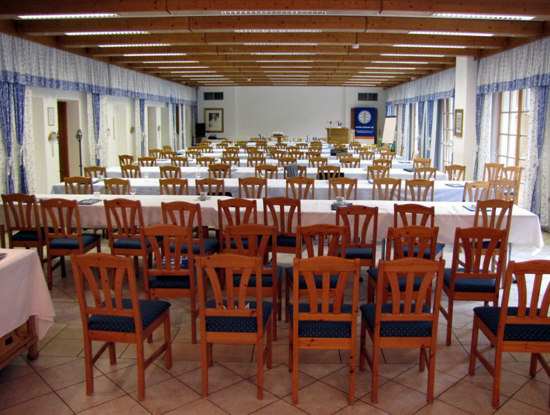 Datei:SH Saal König Schul-Klasse.jpg